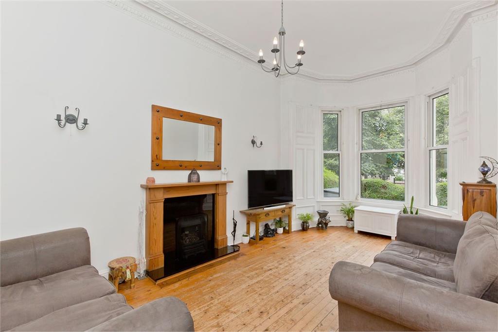 4 bed garden flat for sale in Hillside